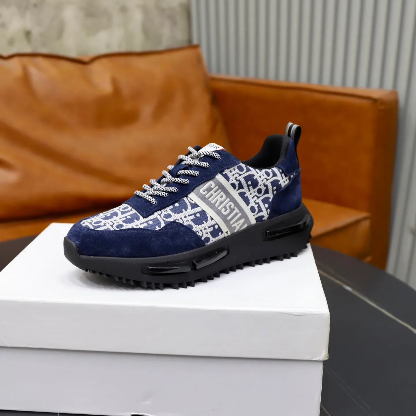 Ex-factory price: 442💰🙅‍♂️🙅‍♂️🙅‍♂️ Brand: Dior DIOR Standard code: 38-44 (45 customized) Grade: Same as the official website Material: Original cowhide material spliced with brand cloth Comfortable and breathable lining Lightweight and wear-resistant sports outsole Style category: Men's fashion casual shoes Running sports shoes Distinguished luxury brand elements Top luxury color: actual picture color